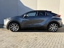 Toyota C-HR 1.8 Hybrid First Edition 140 Automaat / Fabrieksgarantie tot 10 jaar mogelijk  / Stuur-, stoel- en voorruitverwarming / Navigatie / Camera / Climate Control / Apple Carplay/Android auto / 18" LM wielen /