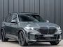 BMW X5 xDrive50e 490pk M Sport Pro | Panoramadak | Soft Close | Comfort Access | Trekhaak | Iconic Glow | M Gordels | 4-Zone Climate | Adaptive Led | 360 Camera | Head-Up | Active Cruise | Harman/Kardon |