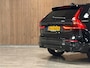 Volvo XC60 T6 AWD Recharge Ultra Black Edition | MY26 | Luchtvering | Trekhaak | 360 Camera | Head-Up Display | Harman Kardon | Adaptieve Cruise Control | Stoelverwarming voor+achter | Stuurwielverwarming | Schuifdak | Full LED Meesturende koplampen | Pilot Assist | BLIS Dode Hoek Detectie | Elektrische voorstoelen geheugen | Contour stoelen met wit stiksel en bies | Zitting verlenging voorstoelen | Lederen dashboard | 21 Inch | Google Infotainment | Keyless Drive | Elektrisch bedienbare achterklep | DAB Radio | Apple Carplay/Android Auto | Draadloos telefoon opladen | Volvo On Call met mobiele App functie | Onyx Black Metallic |