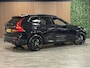 Volvo XC60 T6 AWD Recharge Ultra Black Edition | MY26 | Luchtvering | Trekhaak | 360 Camera | Head-Up Display | Harman Kardon | Adaptieve Cruise Control | Stoelverwarming voor+achter | Stuurwielverwarming | Schuifdak | Full LED Meesturende koplampen | Pilot Assist | BLIS Dode Hoek Detectie | Elektrische voorstoelen geheugen | Contour stoelen met wit stiksel en bies | Zitting verlenging voorstoelen | Lederen dashboard | 21 Inch | Google Infotainment | Keyless Drive | Elektrisch bedienbare achterklep | DAB Radio | Apple Carplay/Android Auto | Draadloos telefoon opladen | Volvo On Call met mobiele App functie | Onyx Black Metallic |