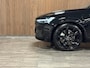 Volvo XC60 T6 AWD Recharge Ultra Black Edition | MY26 | Luchtvering | Trekhaak | 360 Camera | Head-Up Display | Harman Kardon | Adaptieve Cruise Control | Stoelverwarming voor+achter | Stuurwielverwarming | Schuifdak | Full LED Meesturende koplampen | Pilot Assist | BLIS Dode Hoek Detectie | Elektrische voorstoelen geheugen | Contour stoelen met wit stiksel en bies | Zitting verlenging voorstoelen | Lederen dashboard | 21 Inch | Google Infotainment | Keyless Drive | Elektrisch bedienbare achterklep | DAB Radio | Apple Carplay/Android Auto | Draadloos telefoon opladen | Volvo On Call met mobiele App functie | Onyx Black Metallic |