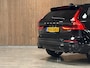 Volvo XC60 T6 AWD Recharge Ultra Dark | Luchtvering | Trekhaak | 360° Camera | Head-Up Display | Harman Kardon | Adaptieve Cruise Control | Stoelverwarming voor+achter | Stuurwielverwarming | Full LED Meesturende koplampen | Pilot Assist | BLIS Dode Hoek Detectie | Elektrische voorstoelen geheugen | Quilted Nordico bekleding | Zitting verlenging voorstoelen | Lederen Dashboard | Schuifdak | 20 Inch | Google Infotainment | Keyless Drive | Parkeersensoren voor+achter | Privacy Glass | Elektrisch bedienbare achterklep | Alarm Klasse III | DAB Radio | Apple Carplay/Android Auto | Draadloos telefoon opladen | Volvo On Call met mobiele App functie | Onyx Black Metallic |