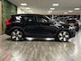 Volvo XC40 Recharge Ultimate 70 kWh | Vol! | Schuifdak | 360° Camera | All Season banden | Harman Kardon | Adaptieve Cruise Control | Bestuurdersstoel elektrisch geheugen | Stoel en Stuurwielverwarming | 20 Inch | Passagiersstoel elektrisch | Microtech bekleding | Zitting verlenging voorstoelen | Pilot Assist | BLIS Dode Hoek Detectie | Warmtepomp | Google Infotainment | Keyless Drive | Verlichtingspack 2 | Parkeersensoren voor+achter | Privacy Glass | Elektrisch bedienbare achterklep | Alarm Klasse III | Draadloos telefoon opladen | DAB Radio | Apple Carplay/Android Auto | Volvo On Call met mobiele App functie | Onyx Black Metallic |