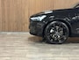 Volvo XC60 T6 AWD Recharge Ultra Black Edition | MY26 | Luchtvering | Trekhaak | 360 Camera | Head-Up Display | Harman Kardon | Adaptieve Cruise Control | Stoelverwarming voor+achter | Stuurwielverwarming | Schuifdak | Full LED Meesturende koplampen | Pilot Assist | BLIS Dode Hoek Detectie | Elektrische voorstoelen geheugen | Contour stoelen met wit stiksel en bies | Zitting verlenging voorstoelen | Lederen dashboard | 21 Inch | Google Infotainment | Keyless Drive | Elektrisch bedienbare achterklep | DAB Radio | Apple Carplay/Android Auto | Draadloos telefoon opladen | Volvo On Call met mobiele App functie | Onyx Black Metallic |