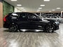 Volvo XC60 T6 AWD Recharge Ultra Black Edition | MY26 | Luchtvering | Trekhaak | 360 Camera | Head-Up Display | Harman Kardon | Adaptieve Cruise Control | Stoelverwarming voor+achter | Stuurwielverwarming | Schuifdak | Full LED Meesturende koplampen | Pilot Assist | BLIS Dode Hoek Detectie | Elektrische voorstoelen geheugen | Contour stoelen met wit stiksel en bies | Zitting verlenging voorstoelen | Lederen dashboard | 21 Inch | Google Infotainment | Keyless Drive | Elektrisch bedienbare achterklep | DAB Radio | Apple Carplay/Android Auto | Draadloos telefoon opladen | Volvo On Call met mobiele App functie | Onyx Black Metallic |