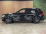 Volvo XC60 T6 AWD Recharge Ultra Black Edition | MY26 | Luchtvering | Trekhaak | 360 Camera | Head-Up Display | Harman Kardon | Adaptieve Cruise Control | Stoelverwarming voor+achter | Stuurwielverwarming | Schuifdak | Full LED Meesturende koplampen | Pilot Assist | BLIS Dode Hoek Detectie | Elektrische voorstoelen geheugen | Contour stoelen met wit stiksel en bies | Zitting verlenging voorstoelen | Lederen dashboard | 21 Inch | Google Infotainment | Keyless Drive | Elektrisch bedienbare achterklep | DAB Radio | Apple Carplay/Android Auto | Draadloos telefoon opladen | Volvo On Call met mobiele App functie | Onyx Black Metallic |