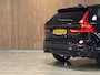 Volvo XC60 T8 AWD Recharge Ultra Black Edition | Luchtvering | Trekhaak | Head-Up Display | Harman Kardon | Adaptieve Cruise Control | Stoelverwarming voor+achter | Stuurwielverwarming | Schuifdak | Full LED Meesturende koplampen | Parkeercamera | Pilot Assist | BLIS Dode Hoek Detectie | Elektrische voorstoelen geheugen | Contour stoelen met wit stiksel en bies | Zitting verlenging voorstoelen | Lederen dashboard | 21 Inch | Google Infotainment | Keyless Drive | Elektrisch bedienbare achterklep | DAB Radio | Apple Carplay/Android Auto | Draadloos telefoon opladen | Volvo On Call met mobiele App functie | Onyx Black Metallic |