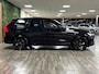 Volvo XC60 T8 AWD Recharge Ultra Black Edition | Luchtvering | Trekhaak | Head-Up Display | Harman Kardon | Adaptieve Cruise Control | Stoelverwarming voor+achter | Stuurwielverwarming | Schuifdak | Full LED Meesturende koplampen | Parkeercamera | Pilot Assist | BLIS Dode Hoek Detectie | Elektrische voorstoelen geheugen | Contour stoelen met wit stiksel en bies | Zitting verlenging voorstoelen | Lederen dashboard | 21 Inch | Google Infotainment | Keyless Drive | Elektrisch bedienbare achterklep | DAB Radio | Apple Carplay/Android Auto | Draadloos telefoon opladen | Volvo On Call met mobiele App functie | Onyx Black Metallic |
