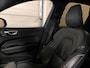 Volvo XC60 T6 AWD Recharge R-Design | Trekhaak | 360° Camera | Adaptieve Cruise Control | Stoel en Stuurwielverwarming | 21 Inch | Schuifdak | Pilot Assist | BLIS Dode Hoek Detectie | Lederen dashboard | Elektrische voorstoelen geheugen | Contour stoelen met wit stiksel en bies | Keyless Drive | Parkeersensoren voor+achter | Elektrisch bedienbare achterklep | Geïntegreerde kinderzitjes achterin | Draadloos telefoon opladen | DAB Radio | Apple Carplay/Android Auto | Volvo On Call met mobiele App functie | Onyx Black Metallic |