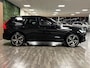 Volvo XC60 T6 AWD Recharge R-Design | Trekhaak | 360° Camera | Adaptieve Cruise Control | Stoel en Stuurwielverwarming | 21 Inch | Schuifdak | Pilot Assist | BLIS Dode Hoek Detectie | Lederen dashboard | Elektrische voorstoelen geheugen | Contour stoelen met wit stiksel en bies | Keyless Drive | Parkeersensoren voor+achter | Elektrisch bedienbare achterklep | Geïntegreerde kinderzitjes achterin | Draadloos telefoon opladen | DAB Radio | Apple Carplay/Android Auto | Volvo On Call met mobiele App functie | Onyx Black Metallic |