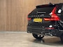 Volvo XC60 T6 AWD Recharge R-Design | Trekhaak | 360° Camera | Adaptieve Cruise Control | Stoel en Stuurwielverwarming | 21 Inch | Schuifdak | Pilot Assist | BLIS Dode Hoek Detectie | Lederen dashboard | Elektrische voorstoelen geheugen | Contour stoelen met wit stiksel en bies | Keyless Drive | Parkeersensoren voor+achter | Elektrisch bedienbare achterklep | Geïntegreerde kinderzitjes achterin | Draadloos telefoon opladen | DAB Radio | Apple Carplay/Android Auto | Volvo On Call met mobiele App functie | Onyx Black Metallic |