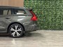 Volvo V60 B3 Essential Edition | Pine Grey! | Trekhaak | All Season banden | Stoel en Stuurwielverwarming | Dealer onderhouden | Parkeercamera | Cruise Control | Parkeersensoren voor+achter | Climate Control L+R | Regensensor | 17 Inch | DAB Radio | Apple Carplay/Android Auto | Volvo On Call met mobiele App functie | Pine Grey Metallic |