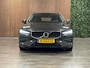 Volvo V60 B3 Essential Edition | Pine Grey! | Trekhaak | All Season banden | Stoel en Stuurwielverwarming | Dealer onderhouden | Parkeercamera | Cruise Control | Parkeersensoren voor+achter | Climate Control L+R | Regensensor | 17 Inch | DAB Radio | Apple Carplay/Android Auto | Volvo On Call met mobiele App functie | Pine Grey Metallic |