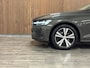 Volvo V60 B3 Essential Edition | Pine Grey! | Trekhaak | All Season banden | Stoel en Stuurwielverwarming | Dealer onderhouden | Parkeercamera | Cruise Control | Parkeersensoren voor+achter | Climate Control L+R | Regensensor | 17 Inch | DAB Radio | Apple Carplay/Android Auto | Volvo On Call met mobiele App functie | Pine Grey Metallic |