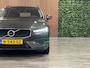 Volvo V60 B3 Essential Edition | Pine Grey! | Trekhaak | All Season banden | Stoel en Stuurwielverwarming | Dealer onderhouden | Parkeercamera | Cruise Control | Parkeersensoren voor+achter | Climate Control L+R | Regensensor | 17 Inch | DAB Radio | Apple Carplay/Android Auto | Volvo On Call met mobiele App functie | Pine Grey Metallic |