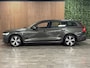 Volvo V60 B3 Essential Edition | Pine Grey! | Trekhaak | All Season banden | Stoel en Stuurwielverwarming | Dealer onderhouden | Parkeercamera | Cruise Control | Parkeersensoren voor+achter | Climate Control L+R | Regensensor | 17 Inch | DAB Radio | Apple Carplay/Android Auto | Volvo On Call met mobiele App functie | Pine Grey Metallic |