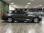 Volvo V60 B3 Essential Edition | Pine Grey! | Trekhaak | All Season banden | Stoel en Stuurwielverwarming | Dealer onderhouden | Parkeercamera | Cruise Control | Parkeersensoren voor+achter | Climate Control L+R | Regensensor | 17 Inch | DAB Radio | Apple Carplay/Android Auto | Volvo On Call met mobiele App functie | Pine Grey Metallic |