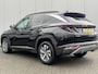 Hyundai Tucson 1.6 T-GDI HEV Comfort Smart / Elektrische Achterklep / Navigatie / Stoel & Stuurverwarming / Android Auto & Apple CarPlay / Adaptieve Cruise Control / Achteruitrijcamera / Parkeersensoren Voor + Achter / Passagiersstoel In Hoogte Verstelbaar /