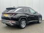 Hyundai Tucson 1.6 T-GDI HEV Comfort Smart / Elektrische Achterklep / Navigatie / Stoel & Stuurverwarming / Android Auto & Apple CarPlay / Adaptieve Cruise Control / Achteruitrijcamera / Parkeersensoren Voor + Achter / Passagiersstoel In Hoogte Verstelbaar /