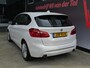 BMW 2-Serie Active Tourer 220i LUXURY | AUTOMAAT | PANORAMA | LEER | CAMERA | NAVIGATIE | 192 PK!!
