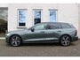 Volvo V60 2.0 T6 Plug-in hybrid AWD Plus Dark | Panoramadak | Harman Kardon geluidsysteem | Rondomzicht camera | Hemelbekleding donker | Nappa leder charcoal bekleding | Google services | Getinte ramen | Apple Carplay & Android Auto | Verwarmbare voor- en achterstoelen | Verwarmbaar stuurwiel | Elektrisch verstelbare stoelen met geheugenstanden |