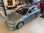 Mercedes-Benz C-klasse Estate 63 AMG Origineel NL/Volledig Dealer Onderhouden/Panoramadak/Leder/Navigatie/Spraakbediening/Elektrische & Verwarmde Stoelen/Climate Control/Cruise Control/Harman-Kardon Installatie/Elektrische Kofferbak/Elektrische, Inklapbare & Verwarmde Spiegels,5 Spaak