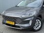 Ford Kuga BWJ 2023 | 2.5 PHEV 225PK Titanium | PANO DAK | CAMERA A | CARPLAY | CLIMA | CRUISE | NAVI | PRIV. GLAS | MULTIFUNCT. STUUR | LMV