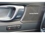 Volvo XC40 B3 Plus Black Edition - Panorama/schuifdak - IntelliSafe Assist & Surround - 360º Camera - Harman/Kardon audio - Verwarmde voorstoelen & stuur - Parkeersensoren voor & achter - Elektr. bedienb. voorstoelen met geheugen links - Draadloze tel. lader - Extra getint glas - 20' LMV