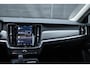 Volvo V90 T6 Automaat Plug-in hybrid AWD Ultra Bright | Panoramadak | Verwarmbare voorstoelen en achterbank | Verwarmbaar stuurwiel | Premium audio by Harman Kardon | Adaptieve cruise control | Rondom zichtcamera | Apple carplay/Android auto | 19 inch Lichtmetalen velgen | Alarmklasse 3