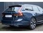 Volvo V90 T6 Automaat Plug-in hybrid AWD Ultra Bright | Panoramadak | Verwarmbare voorstoelen en achterbank | Verwarmbaar stuurwiel | Premium audio by Harman Kardon | Adaptieve cruise control | Rondom zichtcamera | Apple carplay/Android auto | 19 inch Lichtmetalen velgen | Alarmklasse 3