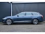 Volvo V90 T6 Automaat Plug-in hybrid AWD Ultra Bright | Panoramadak | Verwarmbare voorstoelen en achterbank | Verwarmbaar stuurwiel | Premium audio by Harman Kardon | Adaptieve cruise control | Rondom zichtcamera | Apple carplay/Android auto | 19 inch Lichtmetalen velgen | Alarmklasse 3
