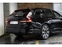 Volvo V90 T6 Automaat Plug-in hybrid AWD Ultra Dark | Panoramadak | Semi elektrische wegklapbare trekhaak | Premium audio by Harman Kardon | 360° parkeercamera | Verwarmbare voorstoelen, achterbank en stuurwiel | Gelamineerde zijruiten | Head-up display |