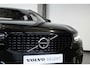 Volvo V90 T6 Automaat Plug-in hybrid AWD Ultra Dark | Panoramadak | Semi elektrische wegklapbare trekhaak | Premium audio by Harman Kardon | 360° parkeercamera | Verwarmbare voorstoelen, achterbank en stuurwiel | Gelamineerde zijruiten | Head-up display |