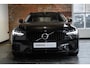 Volvo V90 T6 Automaat Plug-in hybrid AWD Ultra Dark | Panoramadak | Semi elektrische wegklapbare trekhaak | Premium audio by Harman Kardon | 360° parkeercamera | Verwarmbare voorstoelen, achterbank en stuurwiel | Gelamineerde zijruiten | Head-up display |