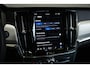 Volvo V90 T6 Automaat Plug-in hybrid AWD Ultra Dark | Panoramadak | Semi elektrische wegklapbare trekhaak | Premium audio by Harman Kardon | 360° parkeercamera | Verwarmbare voorstoelen, achterbank en stuurwiel | Gelamineerde zijruiten | Head-up display |