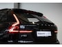 Volvo V90 T6 Automaat Plug-in hybrid AWD Ultra Dark | Panoramadak | Semi elektrische wegklapbare trekhaak | Premium audio by Harman Kardon | 360° parkeercamera | Verwarmbare voorstoelen, achterbank en stuurwiel | Gelamineerde zijruiten | Head-up display |