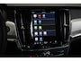 Volvo V90 T6 Automaat Plug-in hybrid AWD Ultra Dark | Panoramadak | Semi elektrische wegklapbare trekhaak | Premium audio by Harman Kardon | 360° parkeercamera | Verwarmbare voorstoelen, achterbank en stuurwiel | Gelamineerde zijruiten | Head-up display |