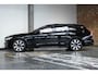 Volvo V90 T6 Automaat Plug-in hybrid AWD Ultra Dark | Panoramadak | Semi elektrische wegklapbare trekhaak | Premium audio by Harman Kardon | 360° parkeercamera | Verwarmbare voorstoelen, achterbank en stuurwiel | Gelamineerde zijruiten | Head-up display |