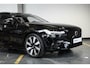 Volvo V90 T6 Automaat Plug-in hybrid AWD Ultra Dark | Panoramadak | Semi elektrische wegklapbare trekhaak | Premium audio by Harman Kardon | 360° parkeercamera | Verwarmbare voorstoelen, achterbank en stuurwiel | Gelamineerde zijruiten | Head-up display |