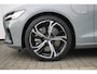 Volvo V60 T6 350PK Plug-in hybrid AWD Plus Dark | Bowers&Wilkins high-end audio | Elektrisch bedienbaar panoramisch schuif/-kanteldak | Adaptive Cruise Control & Pilot Assist | Verwarmbare voorstoelen + stuurwiel | 360 graden Camera | 19" Lichtmetalen wielen