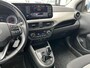 Hyundai i10 1.0 Comfort Smart 5-zits Automaat Bi-tone wit met zwart dak, AppleCarPlay/AndroidAuto, navigatie, achteruitrij camera, cruise control, parkeersensoren achter,