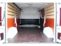 Renault Trafic 2.0-130pk dCi T30 L2H1. Dames en heren ondernemers opgelet ! Erg nette Renault Trafic met slechts 45.000km ! Airco, cruise control, trekhaak, laadruimte betimmerd, telefoonvoorb., bijrijdersbank, centrale vergr. afstand bediend etc, etc
