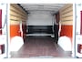 Renault Trafic 2.0-130pk dCi T30 L2H1. Dames en heren ondernemers opgelet ! Erg nette Renault Trafic met slechts 45.000km ! Airco, cruise control, trekhaak, laadruimte betimmerd, telefoonvoorb., bijrijdersbank, centrale vergr. afstand bediend etc, etc