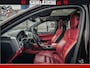 Porsche Cayenne 4.8 TURBO 519 PK | GARANTIE TOT 06-07-2027 | ONDERHOUDSHISTORIE AANWEZIG | LUCHTVERING | SCHERMEN ACHTER | 21 INCH PORSCHE WIELEN | BOM VOL | Porsche Exclusive Mahagoni metallic met Crimson Red leder.