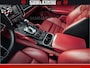 Porsche Cayenne 4.8 TURBO 519 PK | GARANTIE TOT 06-07-2027 | ONDERHOUDSHISTORIE AANWEZIG | LUCHTVERING | SCHERMEN ACHTER | 21 INCH PORSCHE WIELEN | BOM VOL | Porsche Exclusive Mahagoni metallic met Crimson Red leder.