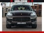 Porsche Cayenne 4.8 TURBO 519 PK | GARANTIE TOT 06-07-2027 | ONDERHOUDSHISTORIE AANWEZIG | LUCHTVERING | SCHERMEN ACHTER | 21 INCH PORSCHE WIELEN | BOM VOL | Porsche Exclusive Mahagoni metallic met Crimson Red leder.
