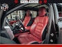 Porsche Cayenne 4.8 TURBO 519 PK | GARANTIE TOT 06-07-2027 | ONDERHOUDSHISTORIE AANWEZIG | LUCHTVERING | SCHERMEN ACHTER | 21 INCH PORSCHE WIELEN | BOM VOL | Porsche Exclusive Mahagoni metallic met Crimson Red leder.