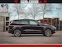 Porsche Cayenne 4.8 TURBO 519 PK | GARANTIE TOT 06-07-2027 | ONDERHOUDSHISTORIE AANWEZIG | LUCHTVERING | SCHERMEN ACHTER | 21 INCH PORSCHE WIELEN | BOM VOL | Porsche Exclusive Mahagoni metallic met Crimson Red leder.
