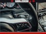 Porsche Cayenne 4.8 TURBO 519 PK | GARANTIE TOT 06-07-2027 | ONDERHOUDSHISTORIE AANWEZIG | LUCHTVERING | SCHERMEN ACHTER | 21 INCH PORSCHE WIELEN | BOM VOL | Porsche Exclusive Mahagoni metallic met Crimson Red leder.