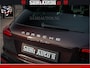 Porsche Cayenne 4.8 TURBO 519 PK | GARANTIE TOT 06-07-2027 | ONDERHOUDSHISTORIE AANWEZIG | LUCHTVERING | SCHERMEN ACHTER | 21 INCH PORSCHE WIELEN | BOM VOL | Porsche Exclusive Mahagoni metallic met Crimson Red leder.